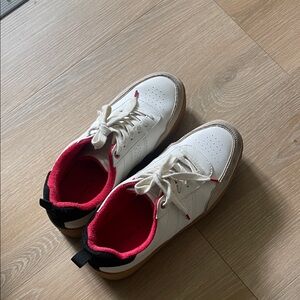 White platform sneaker
